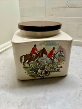 VINTAGE, HYALYN POTTERY CANNISTER WITH WOODEN LID.